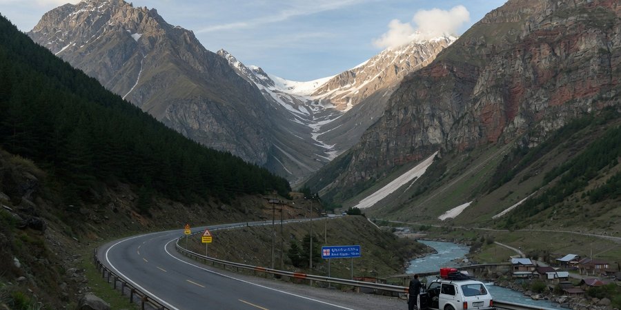 Estrada através das montanhas do Cáucaso na Geórgia