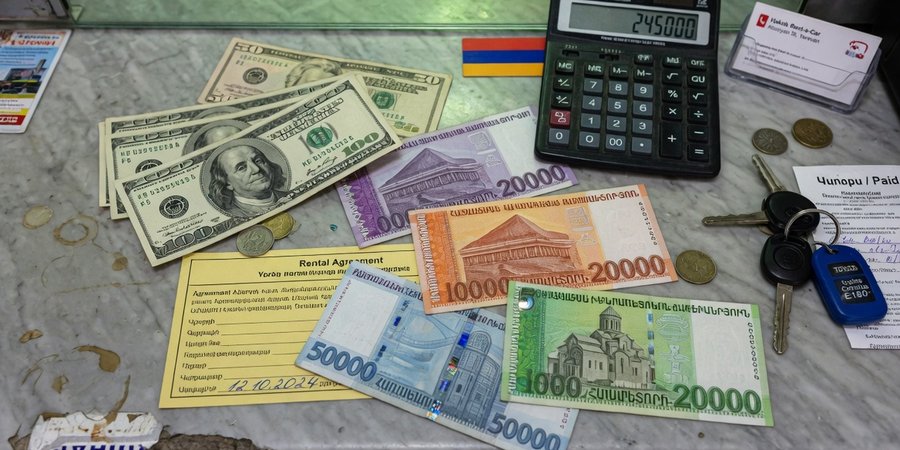 USA dollarid ja Armeenia drahmid Jerevani rendileti peal