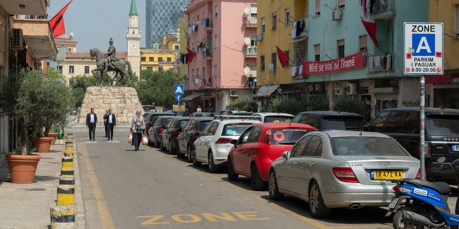 Auta zaparkovaná v zóně A v ulici u Skanderbegova náměstí v centru Tirany