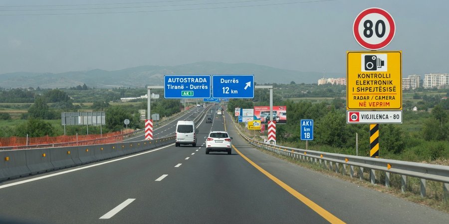 Dálnice AK1 mezi Tiranou a Dračem se značkami rychlostního limitu a radary