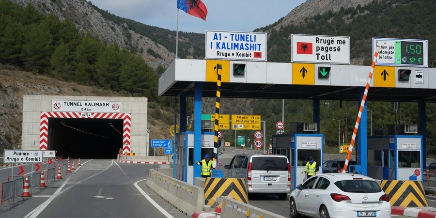 Ceļu nodevu iekasēšanas kabīne uz Albānijas A1 šosejas netālu no Kalimasas tuneļa