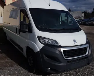 Přední pohled na pronájem Peugeot Boxer v Praze, Česko ✓ Auto č. 1580. ✓ Převodovka Manuální TM ✓ Recenze 0.
