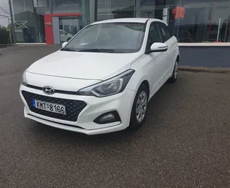 Vooraanzicht van een huurauto Hyundai i20 in Kalamata, Griekenland ✓ Auto #1698. ✓ Transmissie Automatisch TM ✓ 0 beoordelingen.