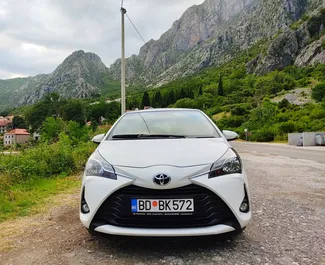 Frontansicht eines Mietwagens Toyota Yaris in Budva, Montenegro ✓ Auto Nr.2034. ✓ Automatisch TM ✓ 5 Bewertungen.