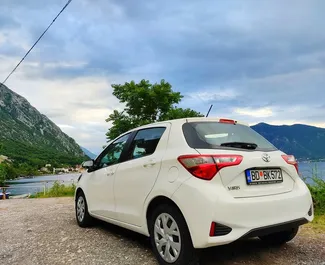 Mietwagen Toyota Yaris 2020 in Montenegro, mit Benzin-Kraftstoff und 82 PS ➤ Ab 36 EUR pro Tag.