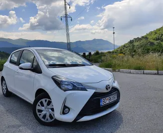 Frontansicht eines Mietwagens Toyota Yaris in Budva, Montenegro ✓ Auto Nr.2036. ✓ Automatisch TM ✓ 2 Bewertungen.