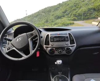 Mietwagen Hyundai i20 2013 in Montenegro, mit Benzin-Kraftstoff und 74 PS ➤ Ab 47 EUR pro Tag.