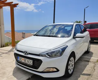 Frontansicht eines Mietwagens Hyundai i20 in Budva, Montenegro ✓ Auto Nr.2038. ✓ Automatisch TM ✓ 3 Bewertungen.
