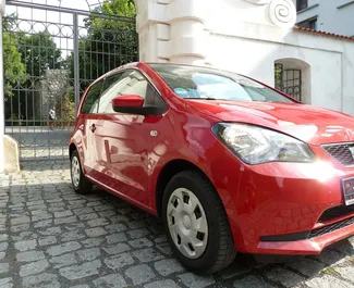 Přední pohled na pronájem SEAT Mii v Praze, Česko ✓ Auto č. 2284. ✓ Převodovka Manuální TM ✓ Recenze 7.