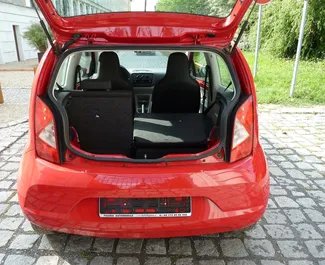 Pronájem SEAT Mii. Auto typu Ekonomická k pronájmu v Česku ✓ Vklad 400 EUR ✓ Možnosti pojištění: TPL, CDW, FDW, Krádež, V zahraničí, Young.