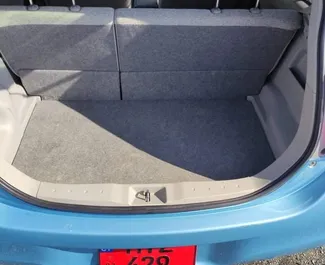 Interni di Toyota Passo in affitto a Cipro. Un'ottima auto da 5 posti con cambio Automatico.
