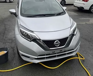 Vista frontale di un noleggio Nissan Note a Limassol, Cipro ✓ Auto #4167. ✓ Cambio Automatico TM ✓ 3 recensioni.