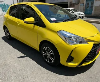 Vooraanzicht van een huurauto Toyota Vitz in Larnaca, Cyprus ✓ Auto #4371. ✓ Transmissie Automatisch TM ✓ 0 beoordelingen.