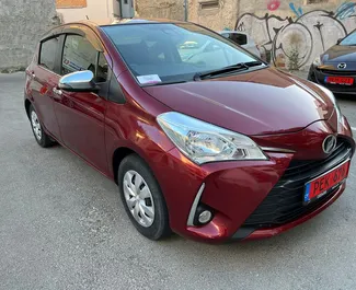 Vooraanzicht van een huurauto Toyota Vitz in Larnaca, Cyprus ✓ Auto #4374. ✓ Transmissie Automatisch TM ✓ 2 beoordelingen.