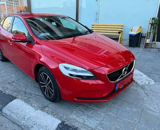 Vooraanzicht van een huurauto Volvo V60 in Larnaca, Cyprus ✓ Auto #4400. ✓ Transmissie Automatisch TM ✓ 0 beoordelingen.
