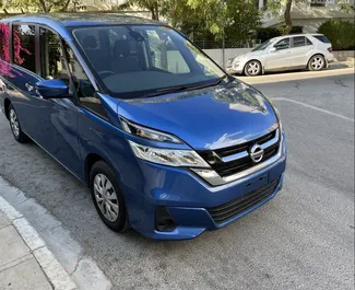 Vista frontale di un noleggio Nissan Serena a Limassol, Cipro ✓ Auto #4465. ✓ Cambio Automatico TM ✓ 2 recensioni.
