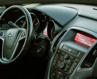 Silnik Diesel 1,7 l – Wynajmij Opel Astra Sports Tourer w Podgoricy.