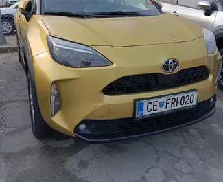 Frontansicht eines Mietwagens Toyota Yaris Cross in Ljubljana, Slowenien ✓ Auto Nr.5657. ✓ Schaltgetriebe TM ✓ 1 Bewertungen.