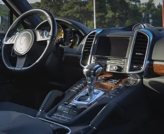 Interni di Porsche Cayenne Turbo in affitto in Georgia. Un'ottima auto da 5 posti con cambio Automatico.