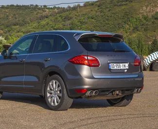 Noleggio Porsche Cayenne Turbo. Auto Premium, Lusso, SUV per il noleggio in Georgia ✓ Cauzione di Deposito di 800 GEL ✓ Opzioni assicurative RCT, CDW, Furto.