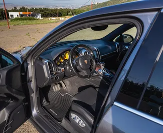 Porsche Cayenne Turbo 2011 disponibile per il noleggio a Tbilisi, con limite di chilometraggio di 400 km/giorno.