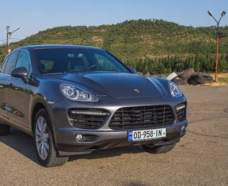 Vista frontale di un noleggio Porsche Cayenne Turbo a Tbilisi, Georgia ✓ Auto #6289. ✓ Cambio Automatico TM ✓ 4 recensioni.