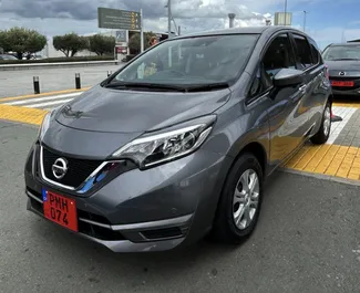 Vista frontale di un noleggio Nissan Note a Limassol, Cipro ✓ Auto #6000. ✓ Cambio Automatico TM ✓ 2 recensioni.