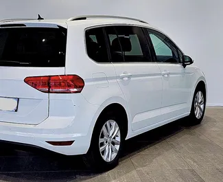 Petrol 1.6L engine of Volkswagen Touran 2018 for rental in Prague.