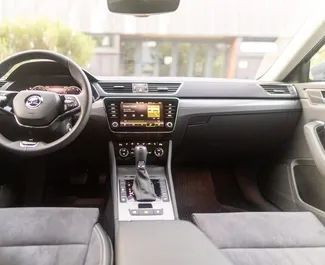 Wynajmij Skoda Superb 2023 w Albanii. Paliwo: Benzyna. Moc: 190 KM ➤ Koszt od 40 EUR za dobę.