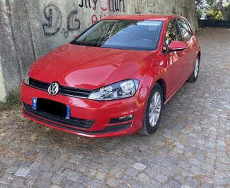Predný pohľad na prenajaté auto Volkswagen Golf 7 v v meste Durres, Albánsko ✓ Auto č. 7289. ✓ Prevodovka Automatické TM ✓ Hodnotenia 1.