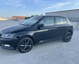 Predný pohľad na prenajaté auto Skoda Fabia v v meste Durres, Albánsko ✓ Auto č. 7288. ✓ Prevodovka Automatické TM ✓ Hodnotenia 11.