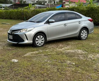 Vista frontale di un noleggio Toyota Vios all'aeroporto di Phuket, Thailandia ✓ Auto #7643. ✓ Cambio Automatico TM ✓ 7 recensioni.