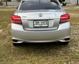 Toyota Vios 2019 disponibile per il noleggio all'aeroporto di Phuket, con limite di chilometraggio di 500 km/giorno.