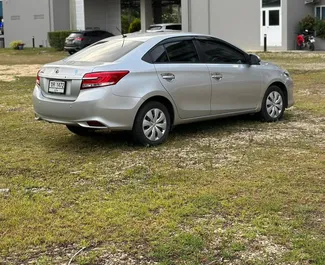 Interni di Toyota Vios in affitto in Thailandia. Un'ottima auto da 5 posti con cambio Automatico.
