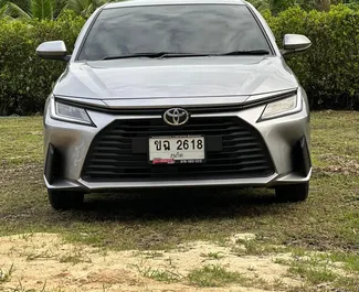 Vista frontale di un noleggio Toyota Yaris Ativ all'aeroporto di Phuket, Thailandia ✓ Auto #7671. ✓ Cambio Automatico TM ✓ 4 recensioni.