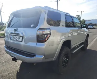 Frontansicht eines Mietwagens Toyota 4 Runner in Tiflis, Georgien ✓ Auto Nr.7750. ✓ Automatisch TM ✓ 3 Bewertungen.