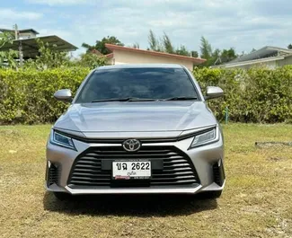Vista frontale di un noleggio Toyota Yaris Ativ all'aeroporto di Phuket, Thailandia ✓ Auto #7670. ✓ Cambio Automatico TM ✓ 0 recensioni.