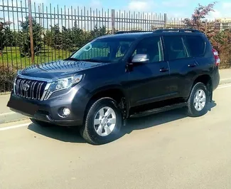 Vooraanzicht van een huurauto Toyota Land Cruiser Prado in Bakoe, Azerbeidzjan ✓ Auto #7973. ✓ Transmissie Automatisch TM ✓ 0 beoordelingen.