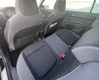 Interiér Skoda Fabia na prenájom v v Albánsku. Skvelé auto so sedadlami pre 5 osôb s prevodovkou Automatické.