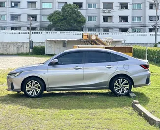 Toyota Yaris Ativ 2022 con sistema A trazione anteriore, disponibile all'aeroporto di Phuket.
