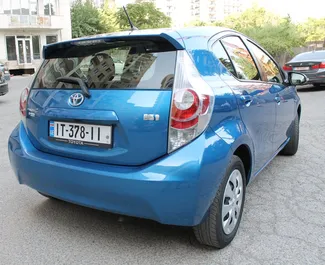 Noleggio auto Toyota Prius C 2013 in Georgia, con carburante Ibrido e 99 cavalli di potenza ➤ A partire da 70 GEL al giorno.