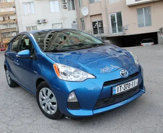 Vista frontale di un noleggio Toyota Prius C a Tbilisi, Georgia ✓ Auto #9243. ✓ Cambio Automatico TM ✓ 1 recensioni.