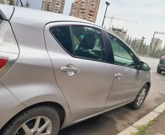 Noleggio auto Toyota Prius C 2013 in Georgia, con carburante Benzina e 99 cavalli di potenza ➤ A partire da 74 GEL al giorno.