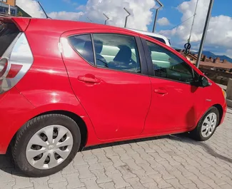 Noleggio auto Toyota Prius C 2014 in Georgia, con carburante Benzina e 99 cavalli di potenza ➤ A partire da 74 GEL al giorno.