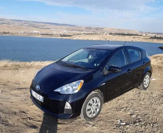 Vista frontale di un noleggio Toyota Prius C a Tbilisi, Georgia ✓ Auto #9235. ✓ Cambio Automatico TM ✓ 1 recensioni.