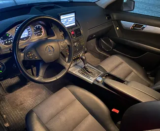 Interiér Mercedes-Benz C220 na prenájom v v Albánsku. Skvelé auto so sedadlami pre 5 osôb s prevodovkou Automatické.