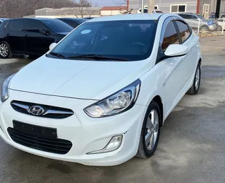 Predný pohľad na prenajaté auto Hyundai Accent v v meste Durres, Albánsko ✓ Auto č. 8964. ✓ Prevodovka Automatické TM ✓ Hodnotenia 4.