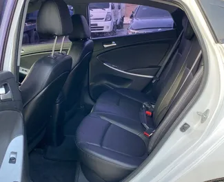 Interiér Hyundai Accent na prenájom v v Albánsku. Skvelé auto so sedadlami pre 5 osôb s prevodovkou Automatické.