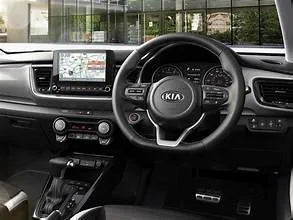 Vooraanzicht van een huurauto Kia Stonic in Larnaca, Cyprus ✓ Auto #9563. ✓ Transmissie Automatisch TM ✓ 1 beoordelingen.