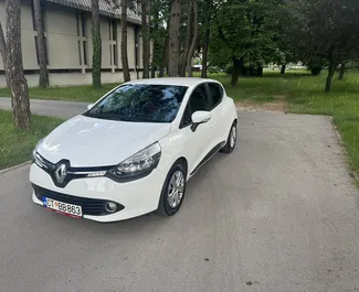 Front view of a rental Renault Clio 4 in Budva, Montenegro ✓ Car #10249. ✓ Manual TM ✓ 13 reviews.